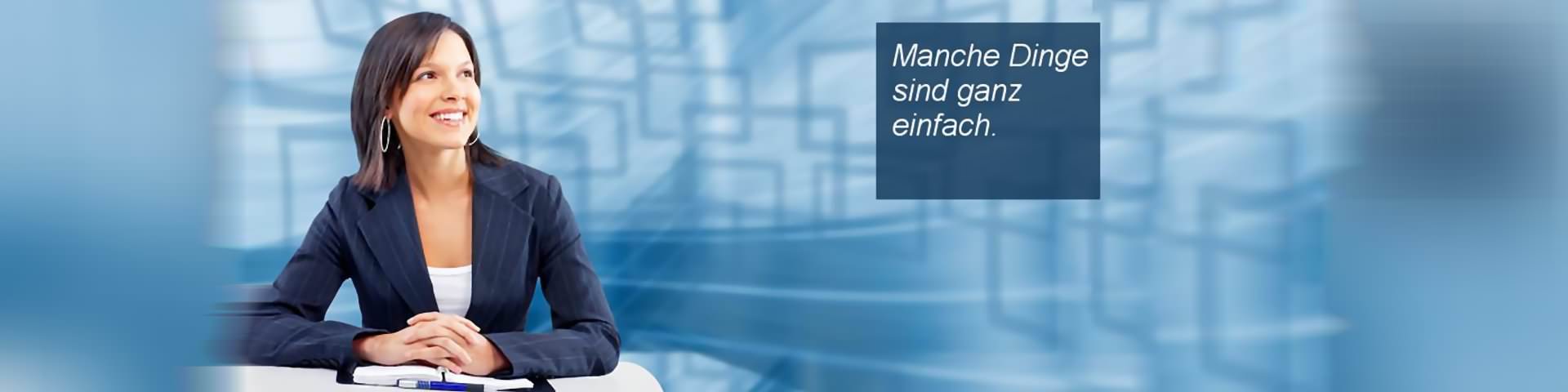Lächelnde Frau am Schreibtisch betrachtet die Aufschrift "Manche Dinge sind ganz einfach".