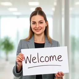 Lächelnde Frau in einem modernen Büro hält ein Schild mit der Aufschrift 'Welcome'.